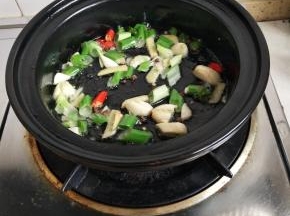 砂锅入油烧热后爆香作料