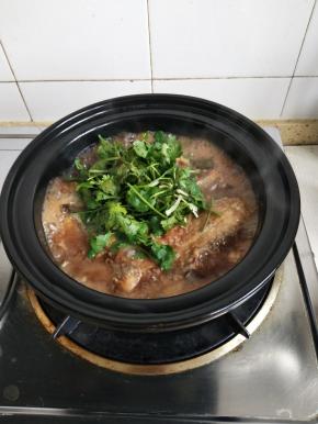 开锅前放入香菜即可