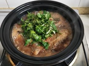 开锅前放入香菜即可