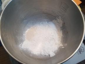 除黄油外所有材料放入厨师机，低速10分钟