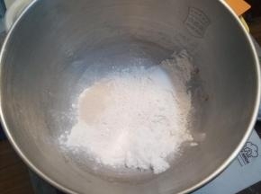 除黄油外所有材料放入厨师机，低速10分钟