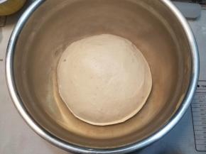 发酵至两倍大，用一根手指稍微沾点面粉，按一个坑，面团没有回缩就可以了