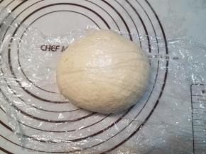 压出面团中的气泡， 盖上保鲜膜，醒15分钟