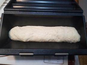 卷好的面团轻轻的放入吐司盒子，盖上模具盖子直接进行二次发酵