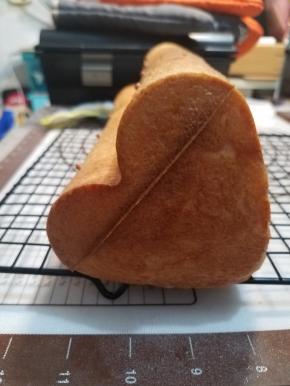 烤好的面包，脱模后，放到晾晒网上冷却，冷却到和手心差不多的温度时，放入密封袋里，室温保存即可