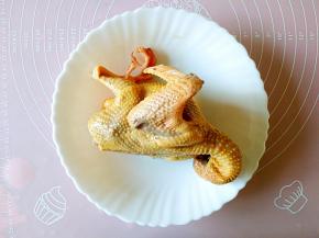 乳鸽一只宰杀后去毛及内脏，剪去脚爪，洗净备用。