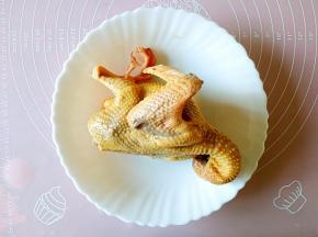 乳鸽一只宰杀后去毛及内脏，剪去脚爪，洗净备用。