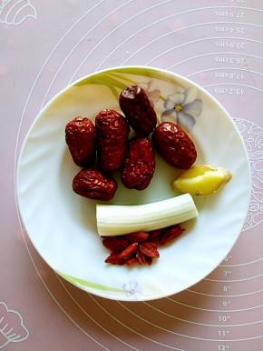 准备葱段姜片，红枣和枸杞用清水洗净。