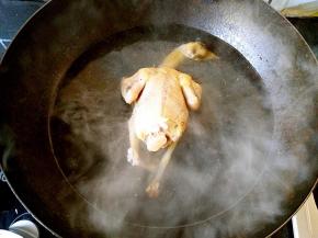 锅中烧开水把乳鸽焯一下，去掉血水。