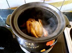 乳鸽焯水后用温水洗干净，放入陶煲王的聚福煲中。