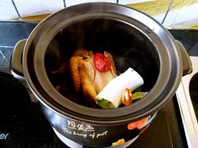 把葱段姜片以及红枣和枸杞都铺在乳鸽身上。