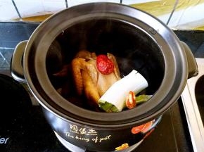 把葱段姜片以及红枣和枸杞都铺在乳鸽身上。