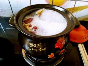 开锅之后撇去浮沫，转小火继续煲。