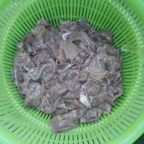 猪肝切薄片浸泡，冲洗干净血水，沥干水份