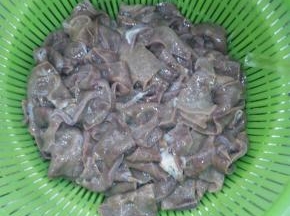 猪肝切薄片浸泡，冲洗干净血水，沥干水份