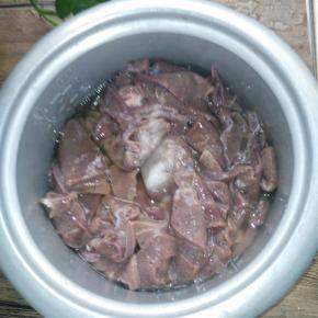 打入鸡蛋清，料酒，盐拌匀。