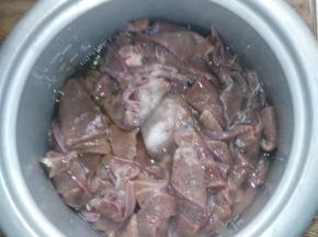 打入鸡蛋清，料酒，盐拌匀。