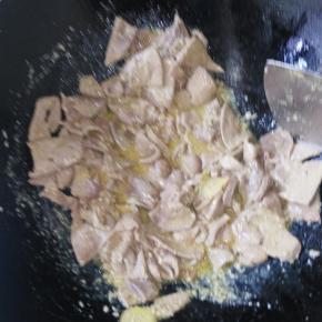 锅里放油烧热，放姜片，倒入猪肝翻炒至变色，