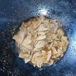 加老抽翻炒，盖上焖一小会儿，装盘。