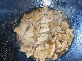 加老抽翻炒，盖上焖一小会儿，装盘。