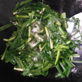 ，少许盐翻炒至变色出水，放鸡精