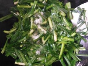 ，少许盐翻炒至变色出水，放鸡精