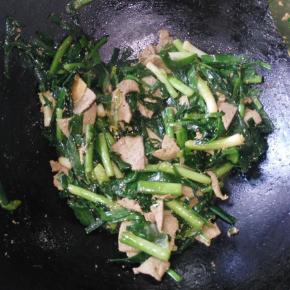 倒入猪肝，继续翻炒一会就可以了。