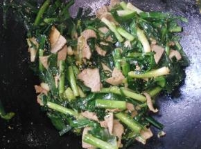 倒入猪肝，继续翻炒一会就可以了。