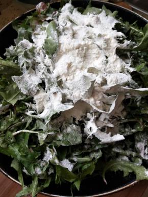 撒上面粉和适量盐拌匀