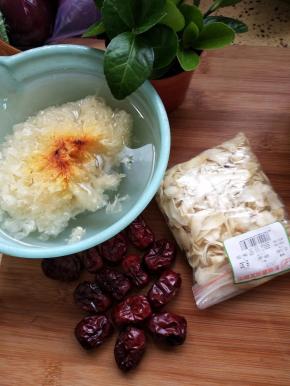 备好需要的材料红枣银耳百合