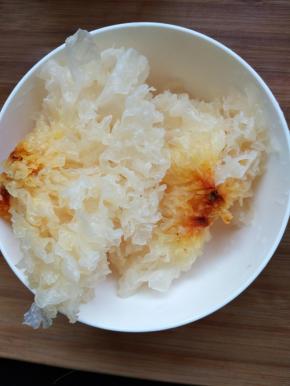 银耳用水泡发去掉蒂部