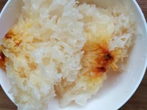 银耳用水泡发去掉蒂部