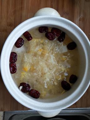 砂锅里入适量的水放入泡发的银耳百合和红枣