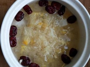 砂锅里入适量的水放入泡发的银耳百合和红枣