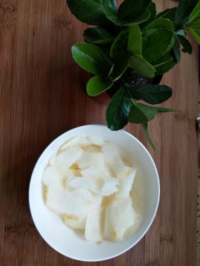 削成小块放入砂锅里