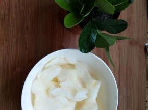 削成小块放入砂锅里