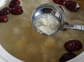 放入少量的大米