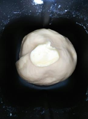 加入提前软化好的黄油，再启动和面程序两个