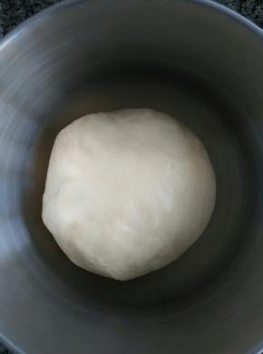 放入盆里盖保鲜膜进行发酵