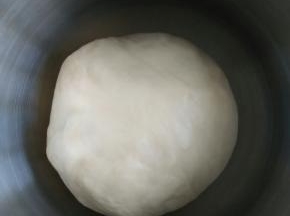放入盆里盖保鲜膜进行发酵