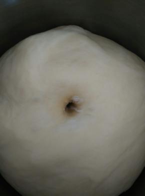 发酵二倍或者二点五倍大小时即可，发酵好的状态是用手指沾面粉戳个洞，不回缩，不塌陷