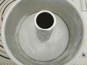 7寸中空模具用刷子把模具刷上植物油