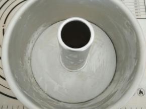 7寸中空模具用刷子把模具刷上植物油