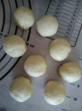 面团轻柔排气，平均分成8份揉圆