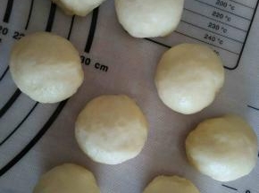面团轻柔排气，平均分成8份揉圆