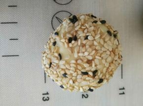 表面刷一层水撒上芝麻放入模具中，放入烤箱进行二次发酵，发酵至二倍大时烤箱提前预热180度