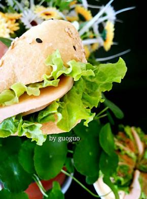 用刀切开但是不要切断，加上生菜和火腿