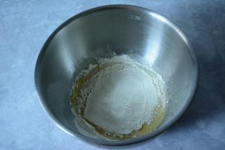 低筋面粉筛加入混合好的牛奶，玉米油中混合均匀。