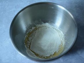 低筋面粉筛加入混合好的牛奶，玉米油中混合均匀。