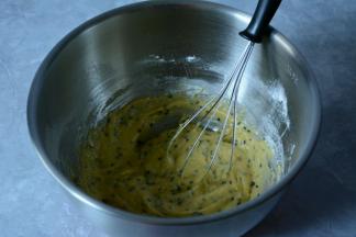 加入黑芝麻翻拌均匀。